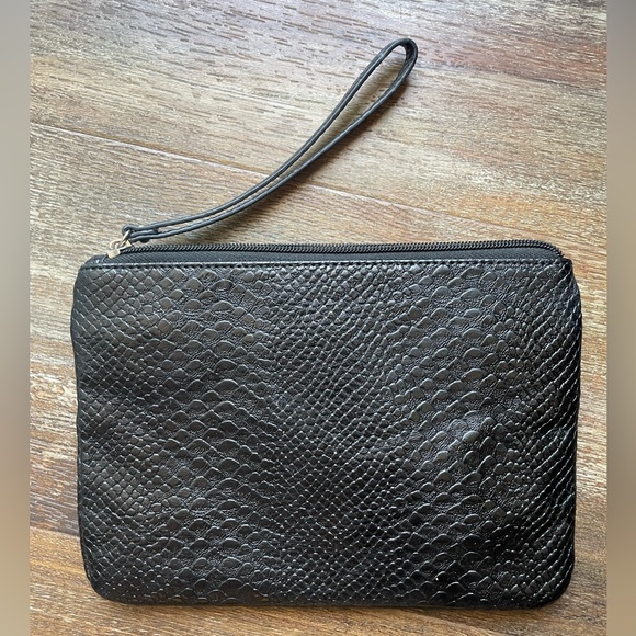 Express Wristlet in Black - Picture 2 of 4